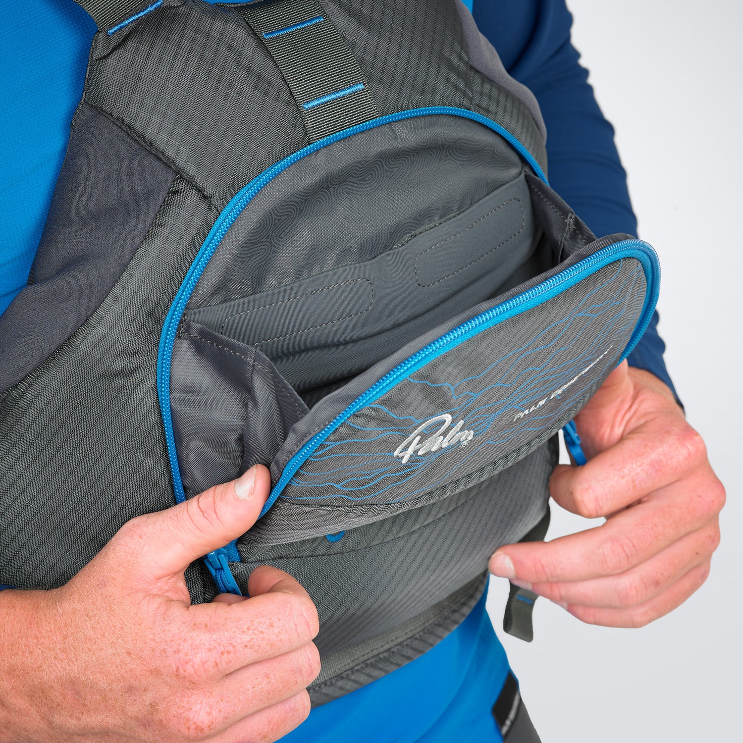 Close up of the clamshell pocket on the Palm Riff